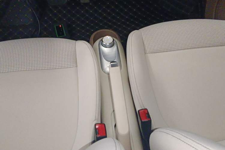 Used Wuling Hongguang MINIEV 2025 Four-Door Version Advanced Edition Gear Lever