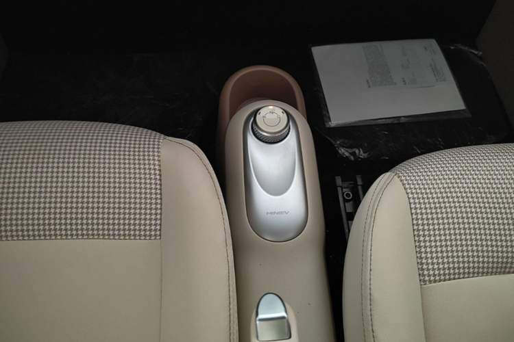Used Wuling Hongguang MINIEV 2025 Four-Door Version Advanced Edition Gear Lever