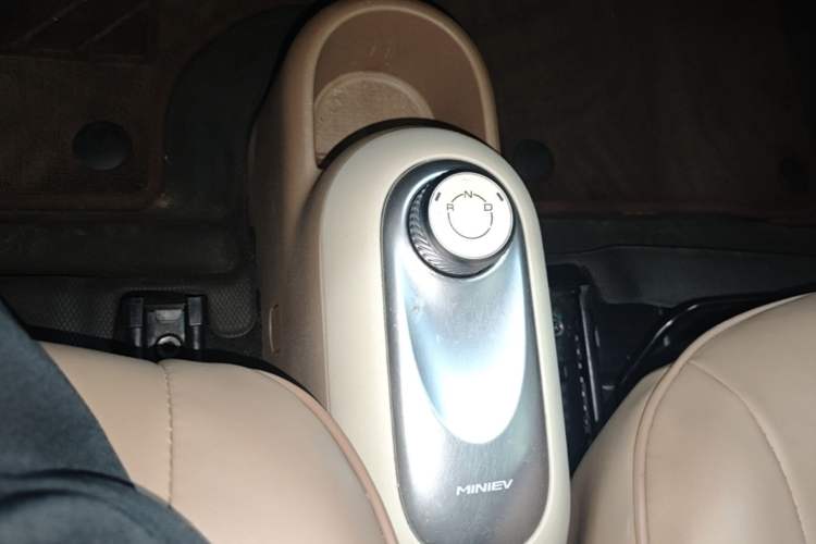 Used Wuling Hongguang MINIEV 2025 Four-Door Version Premium Edition Gear Lever