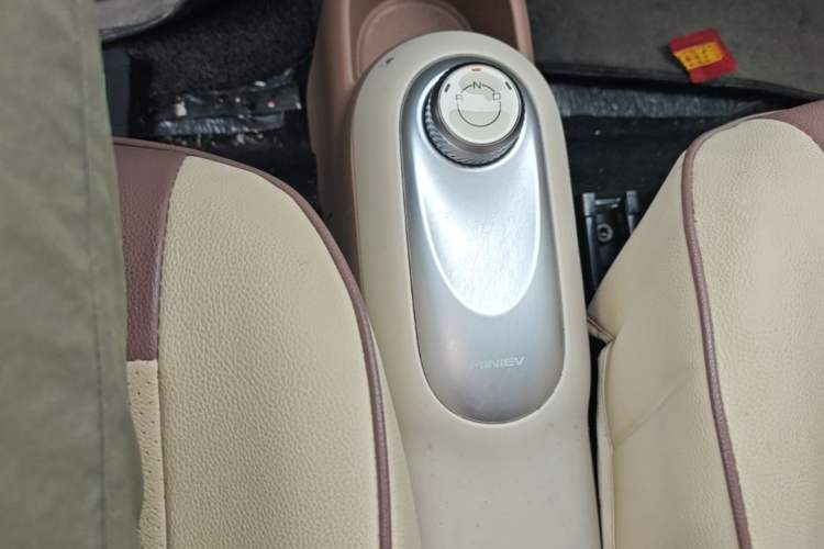 Used Wuling Hongguang MINIEV 2025 Four-Door Version Advanced Edition Gear Lever
