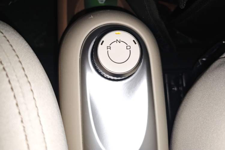 Used Wuling Hongguang MINIEV 2025 Four-Door Version Advanced Edition Gear Lever