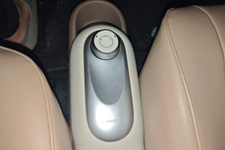 Used Wuling Hongguang MINIEV 2025 Four-Door Version Advanced Edition Gear Lever