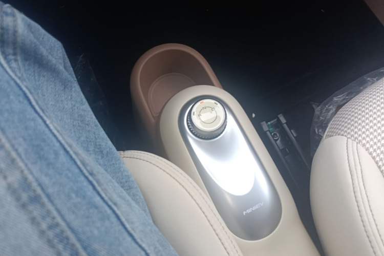 Used Wuling Hongguang MINIEV 2025 Four-Door Version Advanced Edition Gear Lever