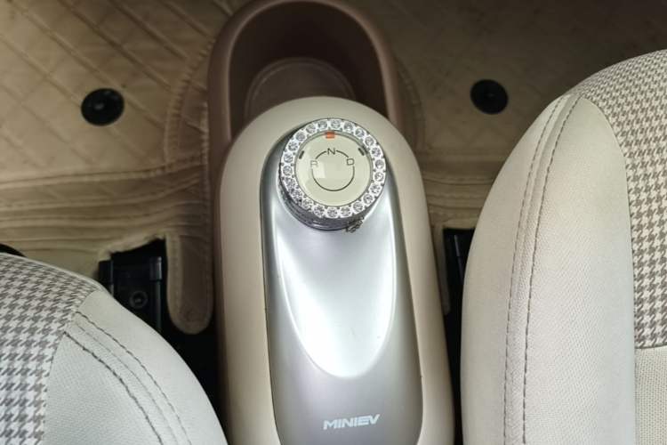 Used Wuling Hongguang MINIEV 2025 Four-Door Version Advanced Edition Gear Lever