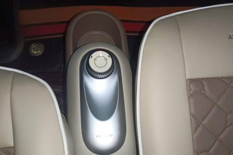 Used Wuling Hongguang MINIEV 2025 Four-Door Version Premium Edition Gear Lever