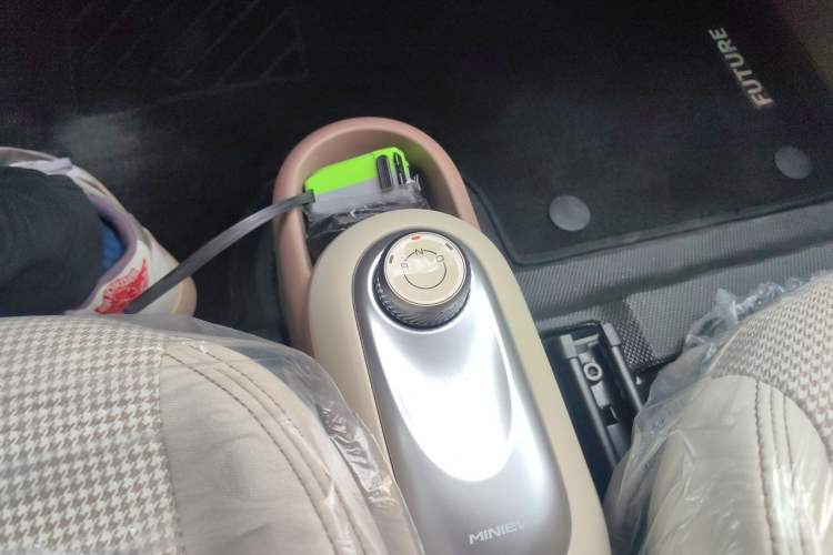Used Wuling Hongguang MINIEV 2025 Four-Door Version Advanced Edition Gear Lever