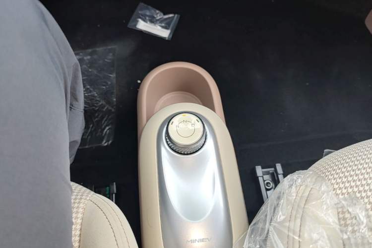Used Wuling Hongguang MINIEV 2025 Four-Door Version Advanced Edition Gear Lever