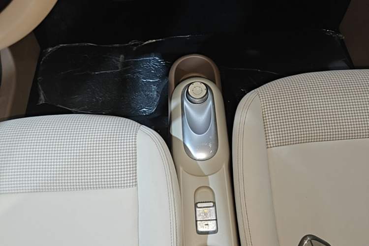 Used Wuling Hongguang MINIEV 2025 Four-Door Version Zhenxiang+ Edition Gear Lever