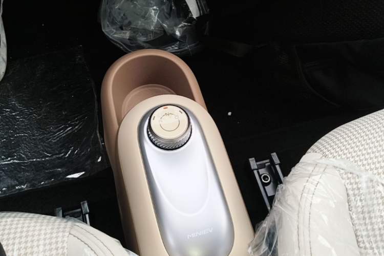 Used Wuling Hongguang MINIEV 2025 Four-Door Version Advanced Edition Gear Lever
