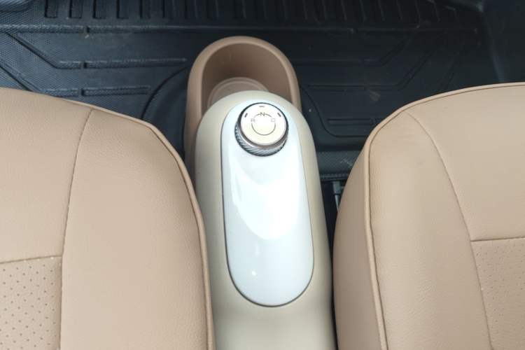Used Wuling Hongguang MINIEV 2025 Four-Door Version Advanced Edition Gear Lever