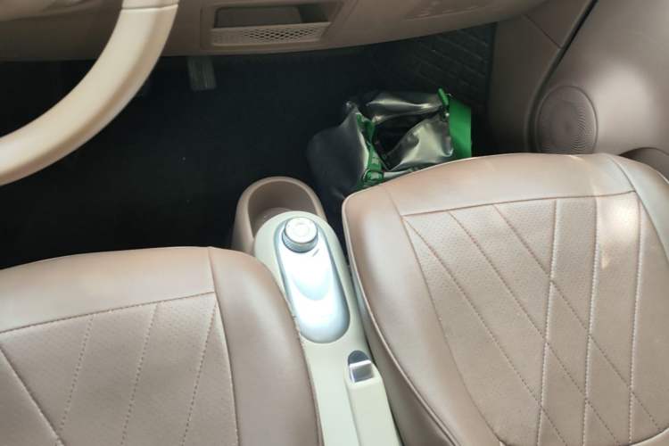 Used Wuling Hongguang MINIEV 2025 Four-Door Version Advanced Edition Gear Lever