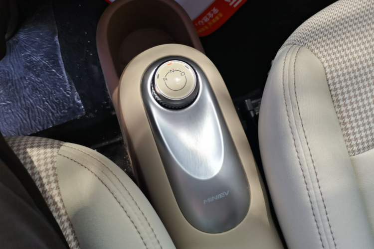 Used Wuling Hongguang MINIEV 2025 Four-Door Version Advanced Edition Gear Lever