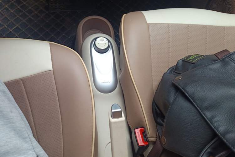 Used Wuling Hongguang MINIEV 2025 Four-Door Version Advanced Edition Gear Lever