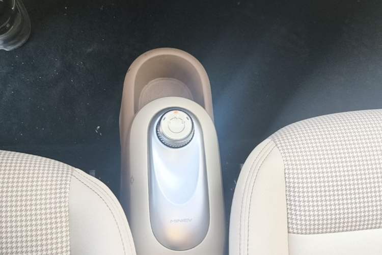 Used Wuling Hongguang MINIEV 2025 Four-Door Version Advanced Edition Gear Lever