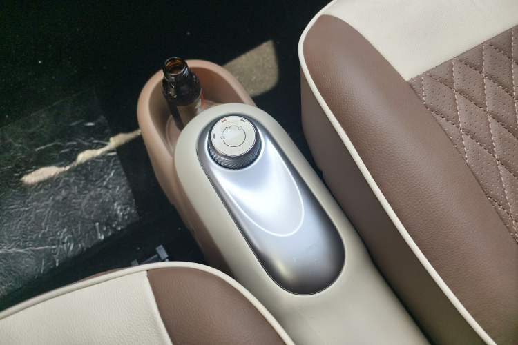 Used Wuling Hongguang MINIEV 2025 Four-Door Version Premium Edition Gear Lever