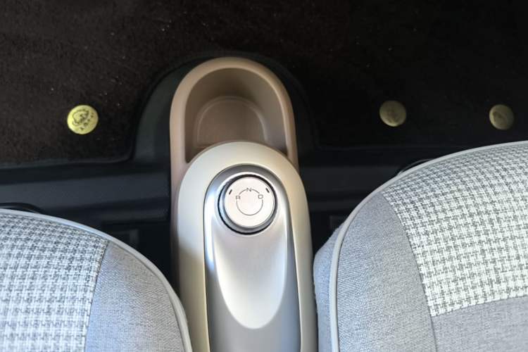Used Wuling Hongguang MINIEV 2025 Four-Door Version Advanced Edition Gear Lever