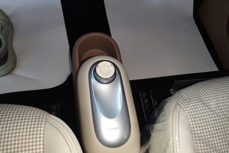 Used Wuling Hongguang MINIEV 2025 Four-Door Version Advanced Edition Gear Lever