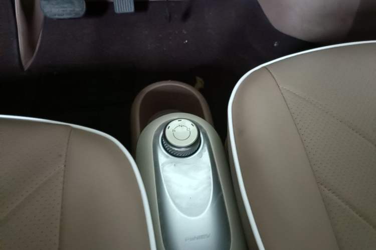 Used Wuling Hongguang MINIEV 2025 Four-Door Version Advanced Edition Gear Lever