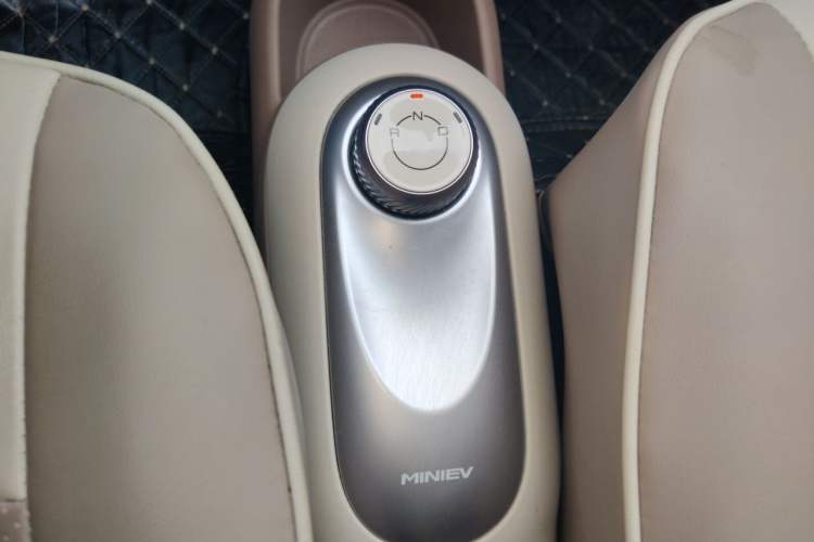 Used Wuling Hongguang MINIEV 2025 Four-Door Version Advanced Edition Gear Lever