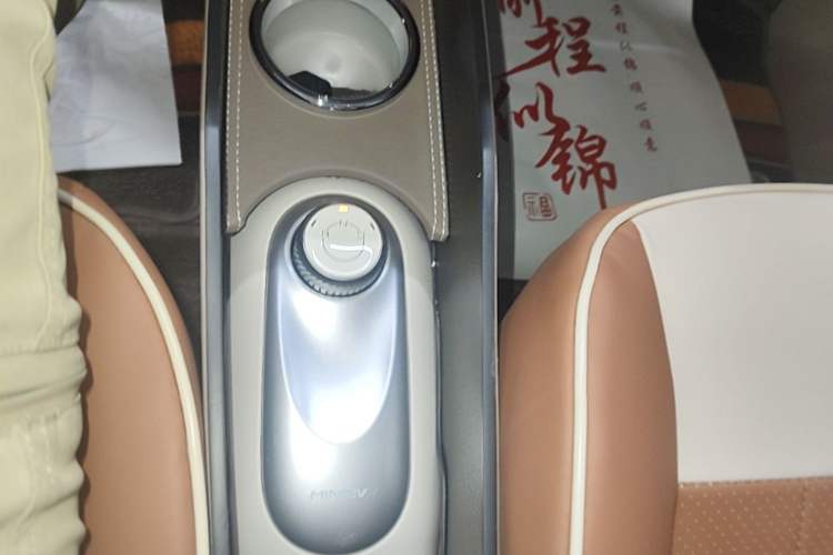 Used Wuling Hongguang MINIEV 2025 Four-Door Version Advanced Edition Gear Lever