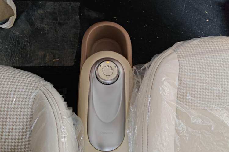 Used Wuling Hongguang MINIEV 2025 Four-Door Version Advanced Edition Gear Lever
