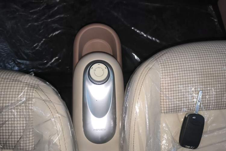 Used Wuling Hongguang MINIEV 2025 Four-Door Version Advanced Edition Gear Lever