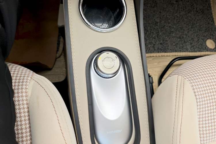 Used Wuling Hongguang MINIEV 2025 Four-Door Version Advanced Edition Gear Lever