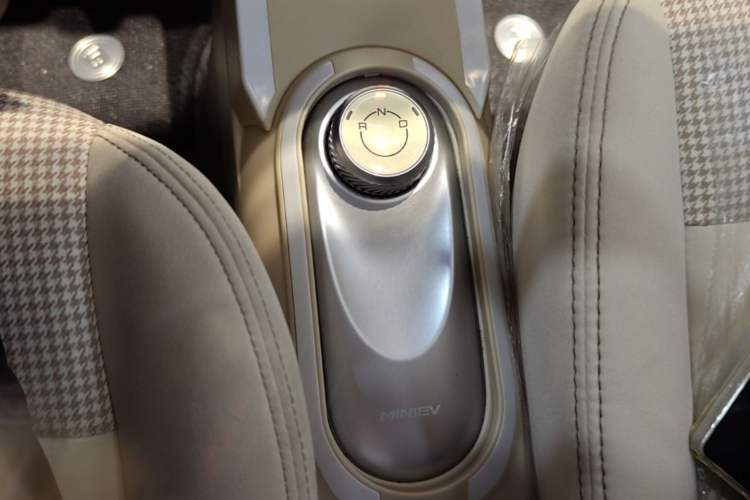 Used Wuling Hongguang MINIEV 2025 Four-Door Version Advanced Edition Gear Lever