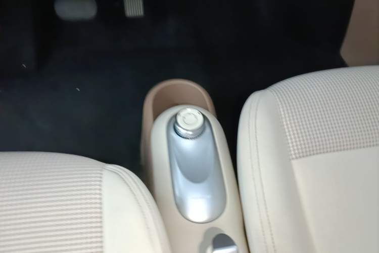 Used Wuling Hongguang MINIEV 2025 Four-Door Version Advanced Edition Gear Lever