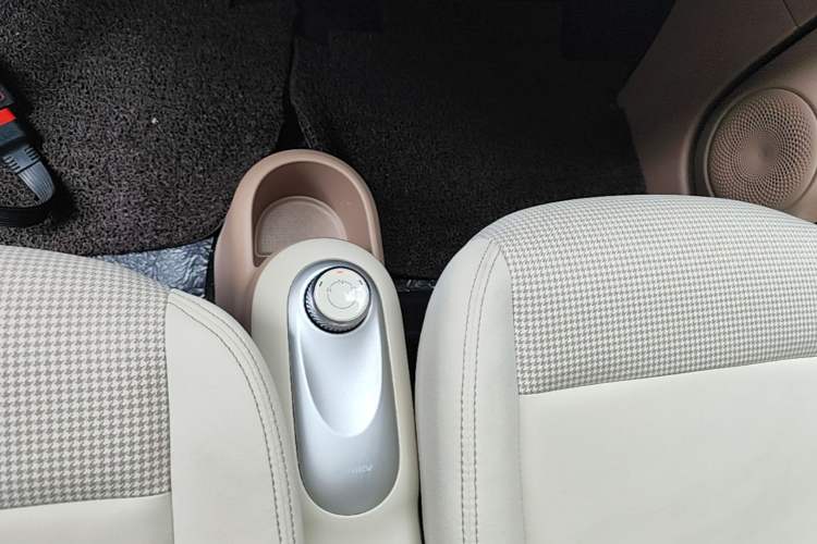 Used Wuling Hongguang MINIEV 2025 Four-Door Version Advanced Edition Gear Lever