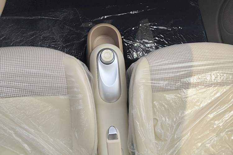 Used Wuling Hongguang MINIEV 2025 Four-Door Version Advanced Edition Gear Lever