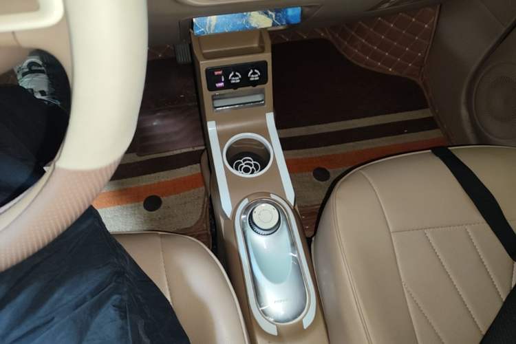 Used Wuling Hongguang MINIEV 2025 Four-Door Version Advanced Edition Gear Lever