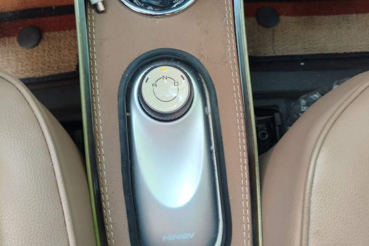 Used Wuling Hongguang MINIEV 2025 Four-Door Version Advanced Edition Gear Lever