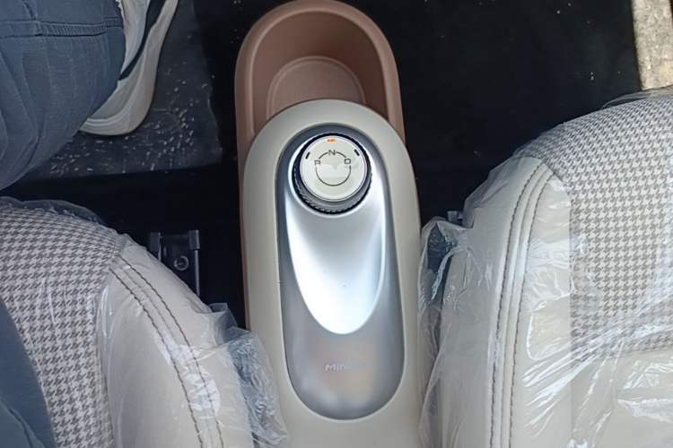 Used Wuling Hongguang MINIEV 2025 Four-Door Version Advanced Edition Gear Lever