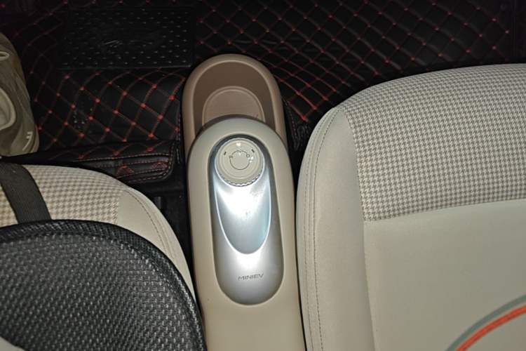 Used Wuling Hongguang MINIEV 2025 Four-Door Version Advanced Edition Gear Lever