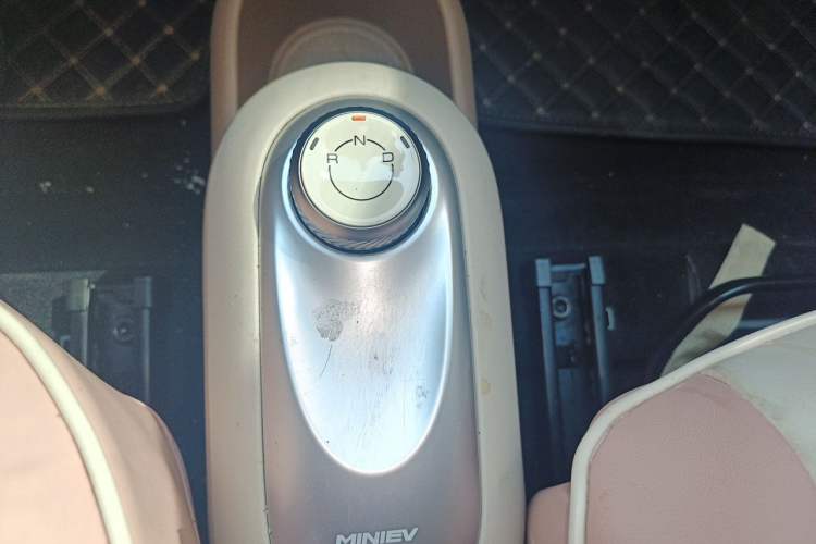 Used Wuling Hongguang MINIEV 2025 Four-Door Version Advanced Edition Gear Lever