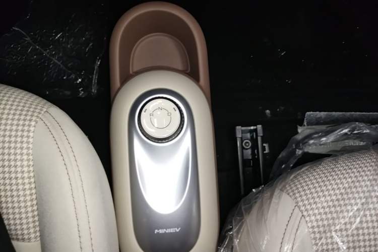 Used Wuling Hongguang MINIEV 2025 Four-Door Version Advanced Edition Gear Lever