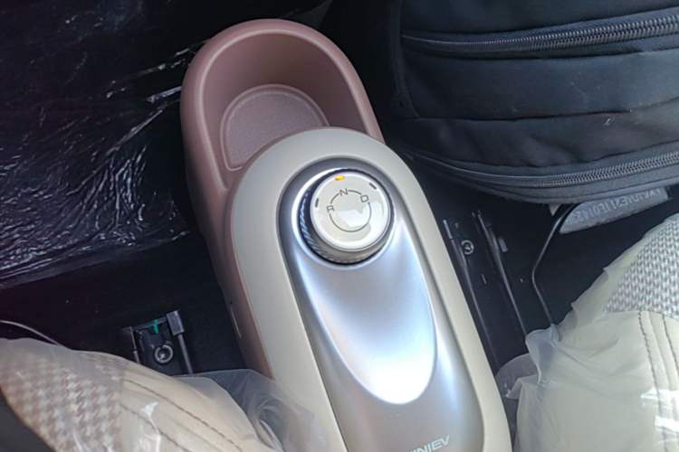 Used Wuling Hongguang MINIEV 2025 Four-Door Version Premium Edition Gear Lever