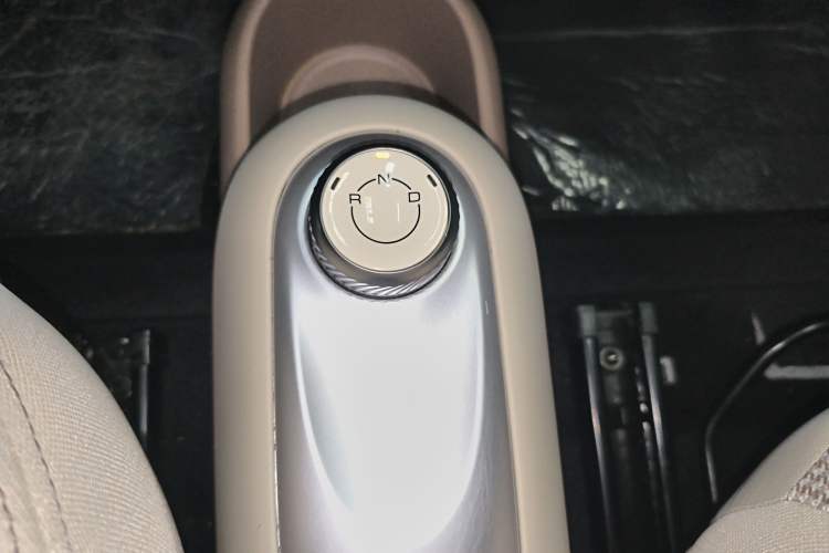 Used Wuling Hongguang MINIEV 2025 Four-Door Version Advanced Edition Gear Lever