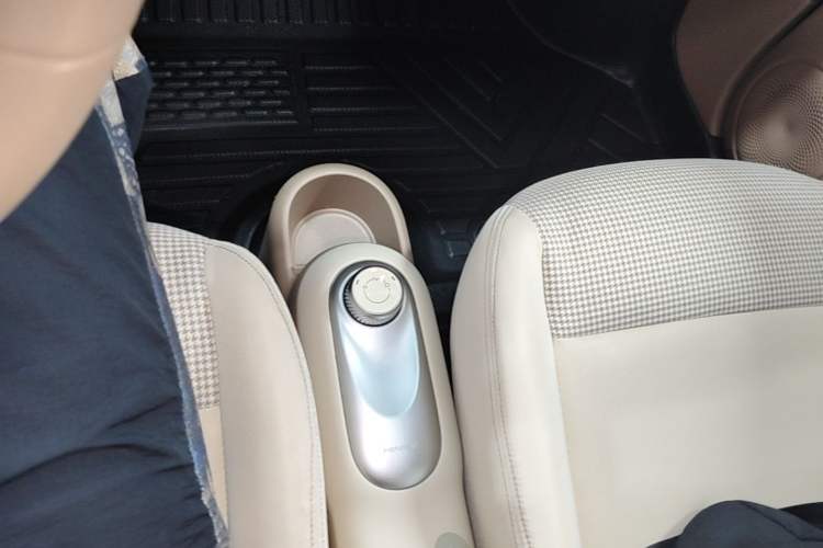 Used Wuling Hongguang MINIEV 2025 Four-Door Version Advanced Edition Gear Lever