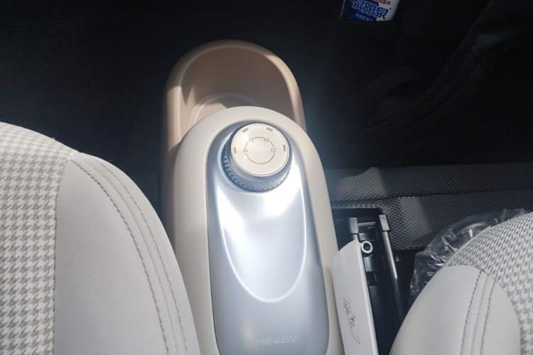 Used Wuling Hongguang MINIEV 2025 Four-Door Version Zhenxiang+ Edition Gear Lever