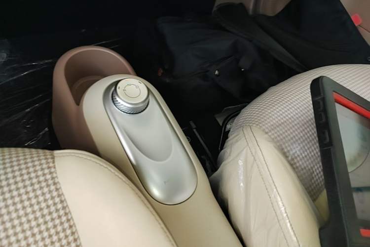 Used Wuling Hongguang MINIEV 2025 Four-Door Version Advanced Edition Gear Lever