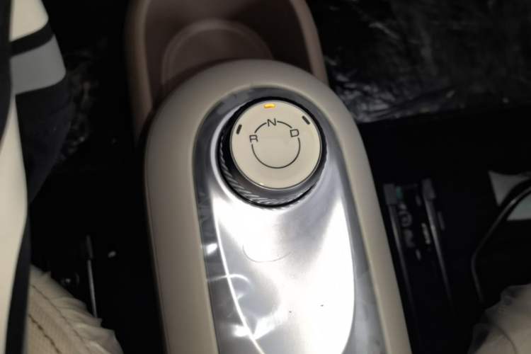 Used Wuling Hongguang MINIEV 2025 Four-Door Version Advanced Edition Gear Lever