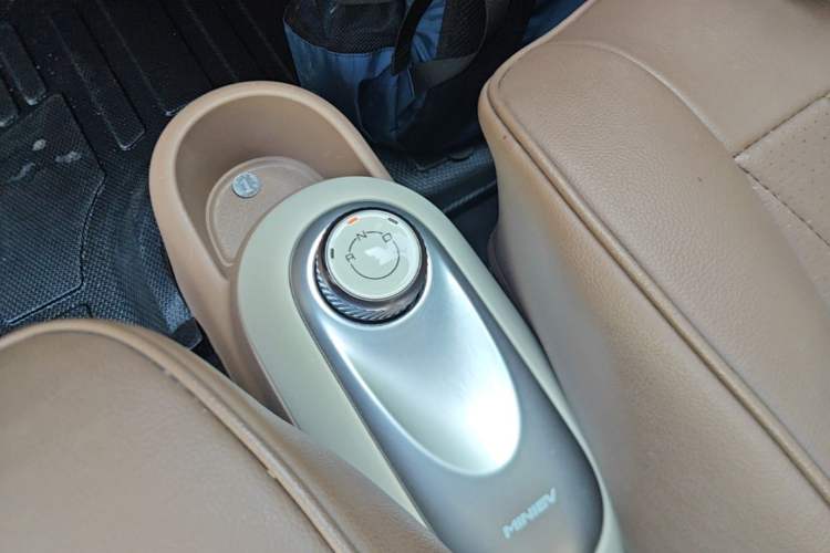 Used Wuling Hongguang MINIEV 2025 Four-Door Version Advanced Edition Gear Lever