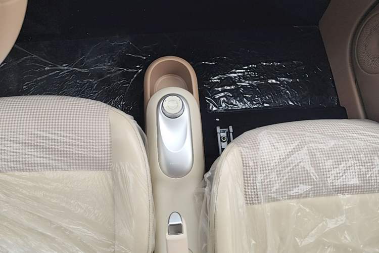 Used Wuling Hongguang MINIEV 2025 Four-Door Version Advanced Edition Gear Lever