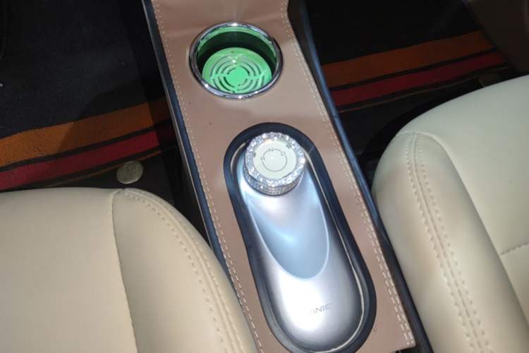 Used Wuling Hongguang MINIEV 2025 Four-Door Version Advanced Edition Gear Lever