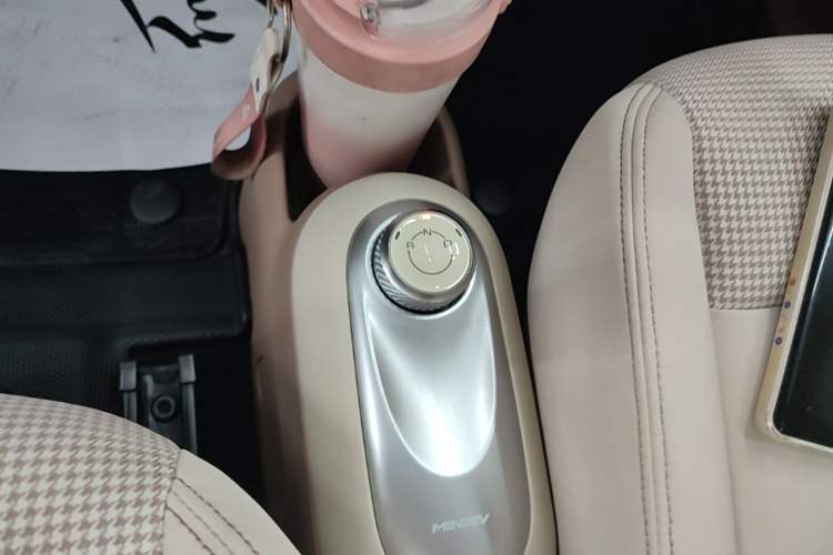 Used Wuling Hongguang MINIEV 2025 Four-Door Version Advanced Edition Gear Lever