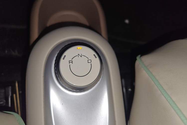 Used Wuling Hongguang MINIEV 2025 Four-Door Version Advanced Edition Gear Lever