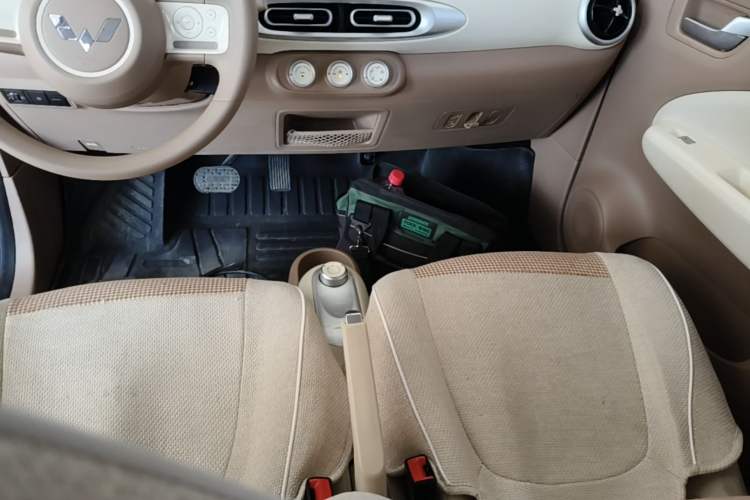 Used Wuling Hongguang MINIEV 2025 Four-Door Version Advanced Edition Gear Lever
