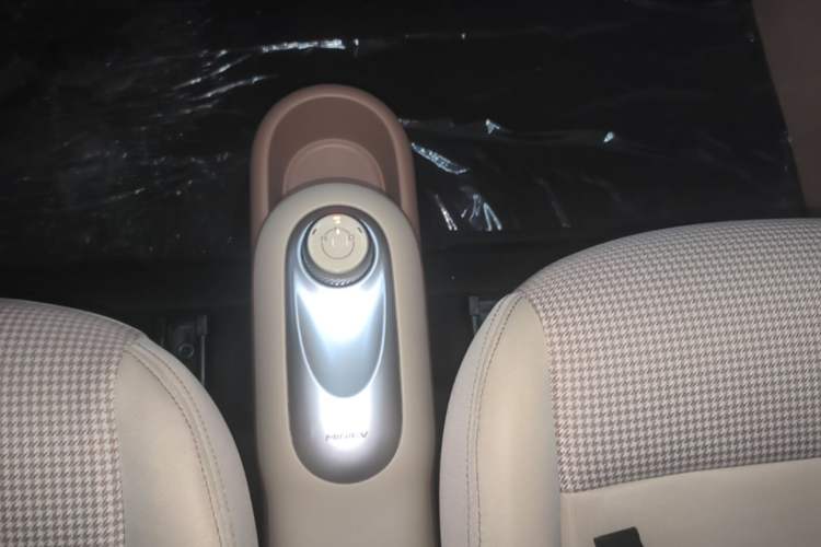 Used Wuling Hongguang MINIEV 2025 Four-Door Version Advanced Edition Gear Lever